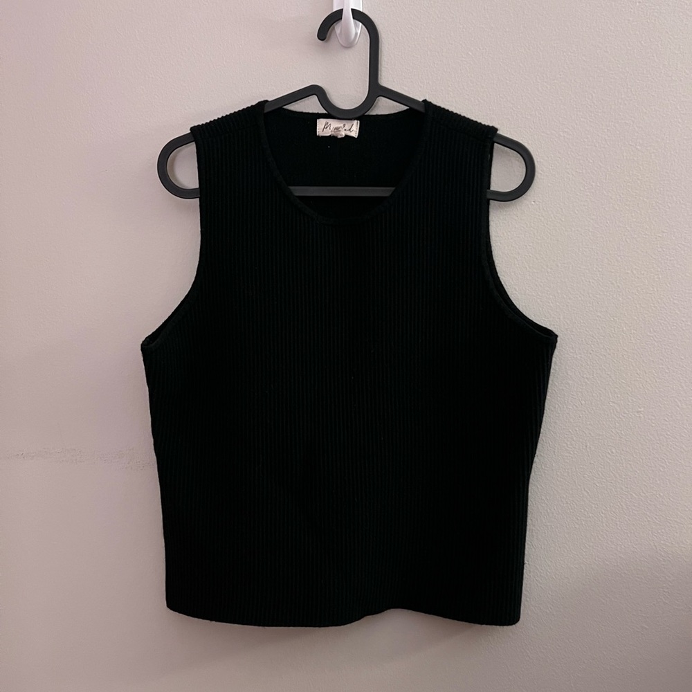Fitted black tank top